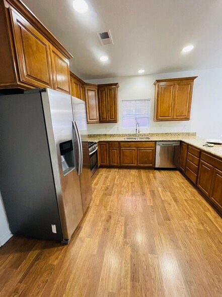 Building Photo - 1918 Kelly Ave