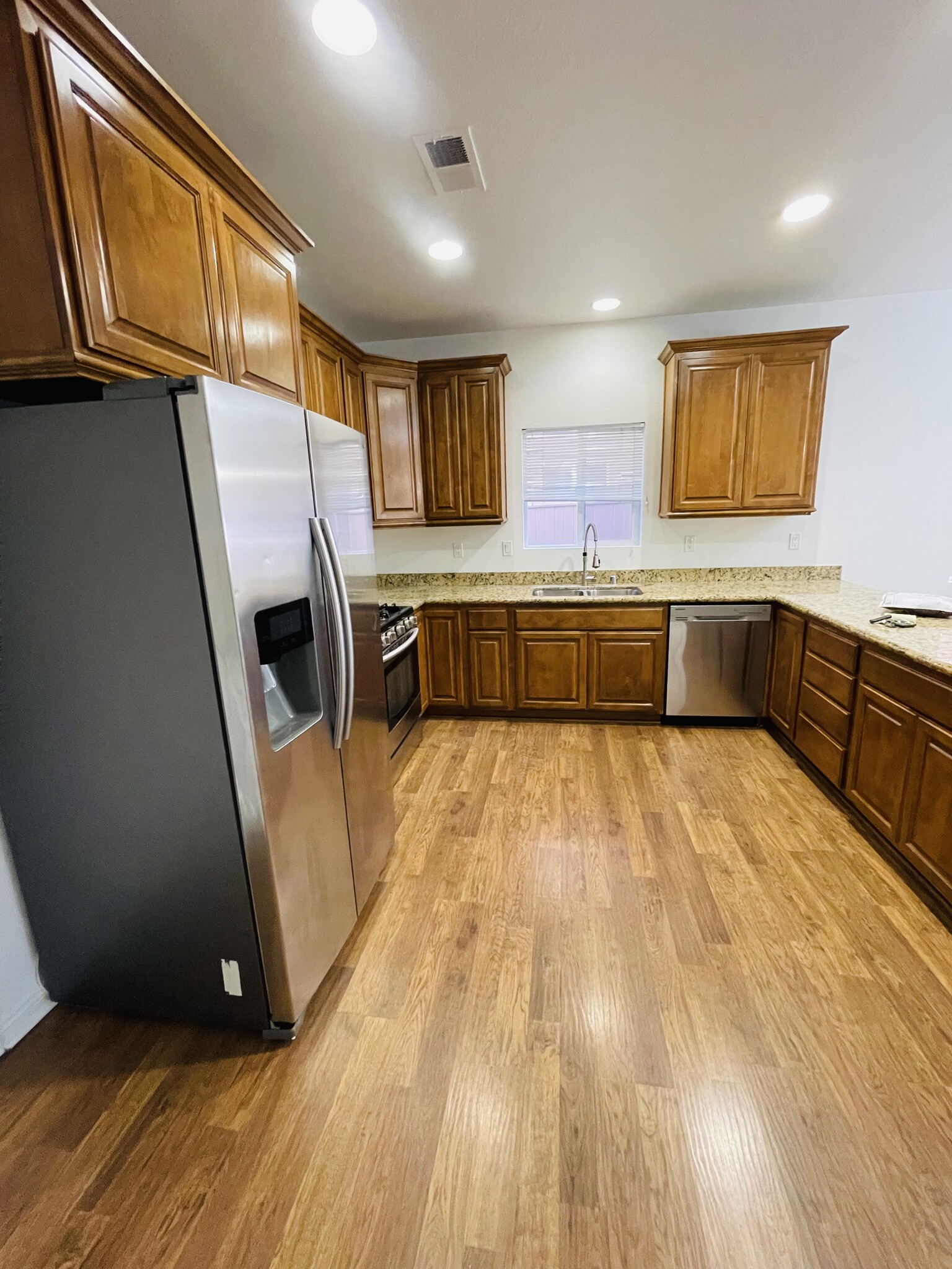 Building Photo - 1918 Kelly Ave