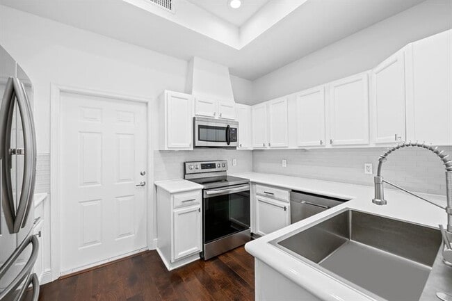 Building Photo - 515 SW 18th Ave