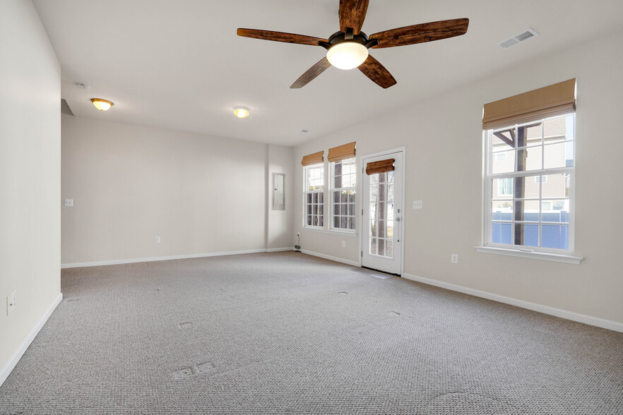 Building Photo - 6 Lamplighter Ln