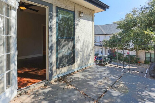 Building Photo - 1307 Kinney Ave