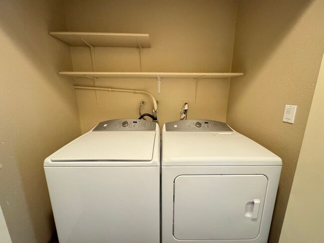 Building Photo - Beautiful 2Bd/1.5Ba Townhome in Orange w/A...