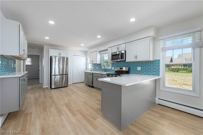 Building Photo - 3844 Edgewater Dr