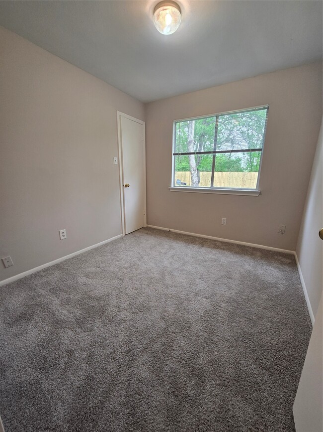 Building Photo - 16022 Old River Rd