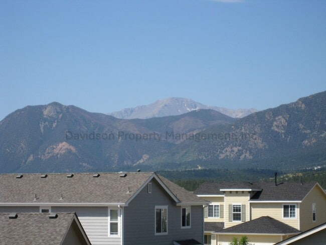 Building Photo - Beautiful 3 Bedroom Townhouse in Gleneagle, Gated Community!