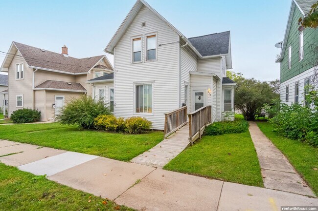 Building Photo - 218 E 8th St