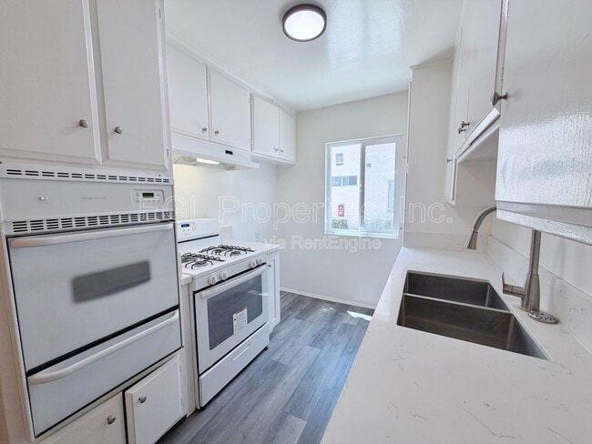 Building Photo - 362 N San Vicente Blvd