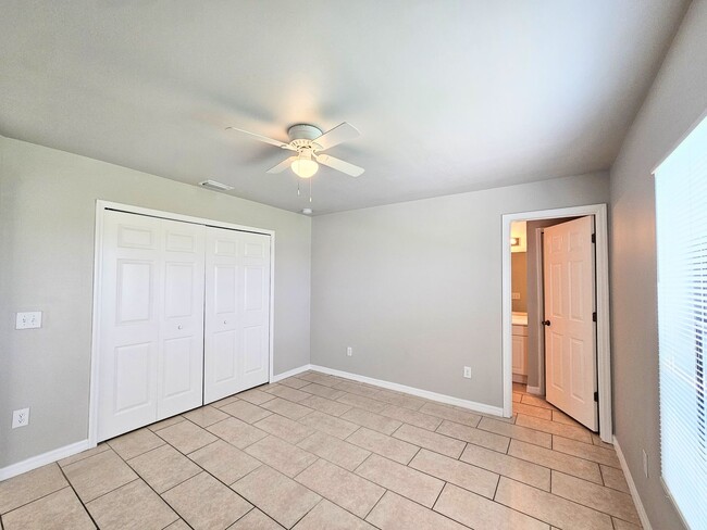 Building Photo - Like New  3 bedroom, 2bath 1 car garage