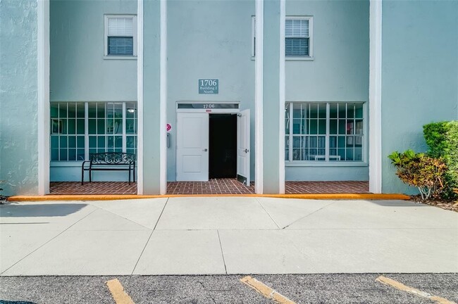 Building Photo - 1706 Belleair Forest Dr