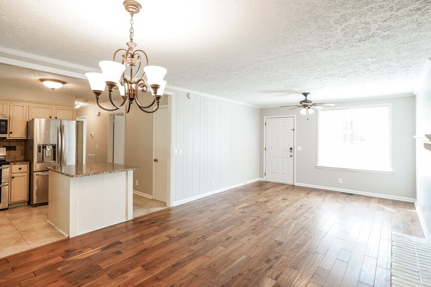 Building Photo - 142 Creekwood Ln