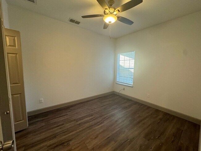 Building Photo - 2 Bed 2 Bath Town Home Available