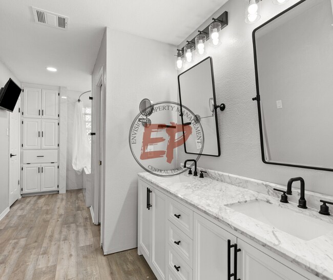 Building Photo - 4209 Green Oak Dr