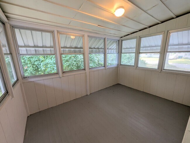 Building Photo - Cozy 3 Bedroom House!