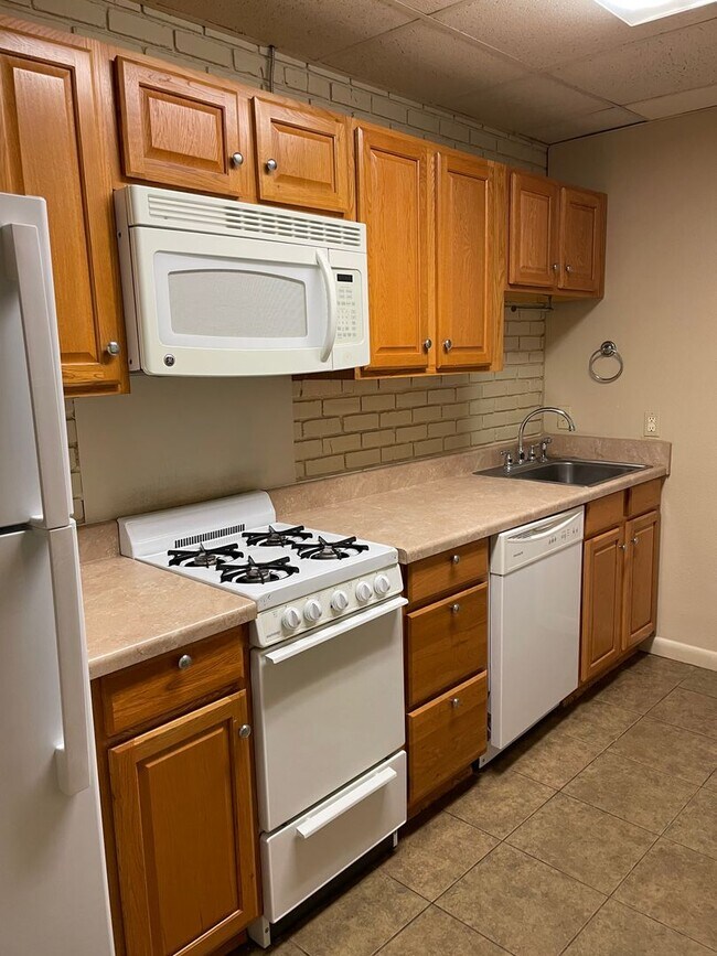 Building Photo - TV23 3br/1.5 bath utilities included (you ...