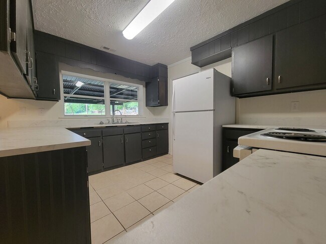 Building Photo - 753 Maple Grove St