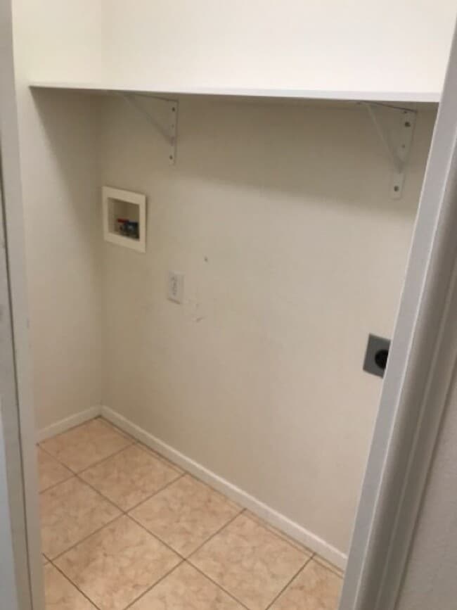 Building Photo - 767 Meadows Dr
