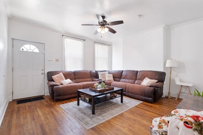 Building Photo - Renovated Home - South Side Flats