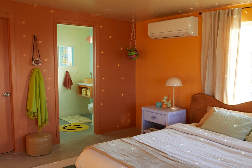 Building Photo - 5555 Howard Dr