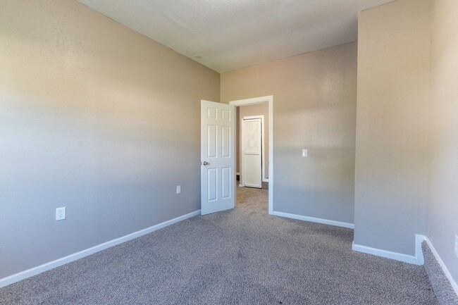 Building Photo - Spacious 5-Bedroom Home Near Tinker AFB an...