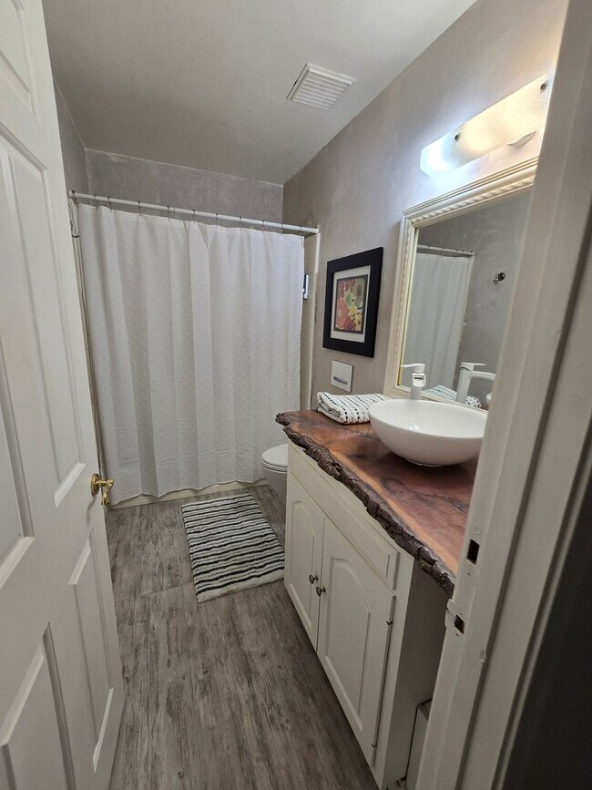 Building Photo - Furnished, 1-year long-term rental