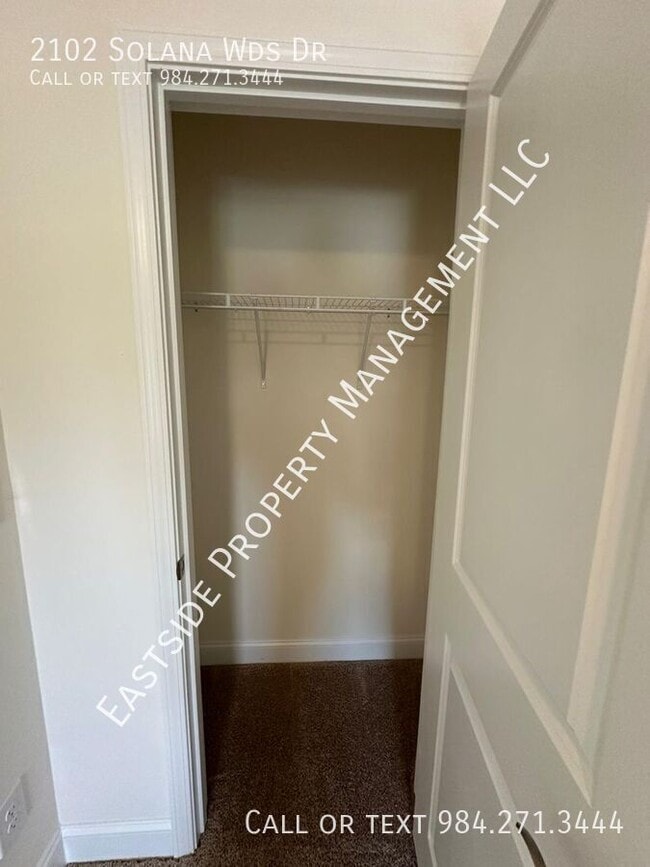 Building Photo - 2102 Solana Wds Dr