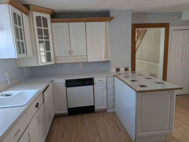 Building Photo - 3 Bedroom 2 Bath SFH