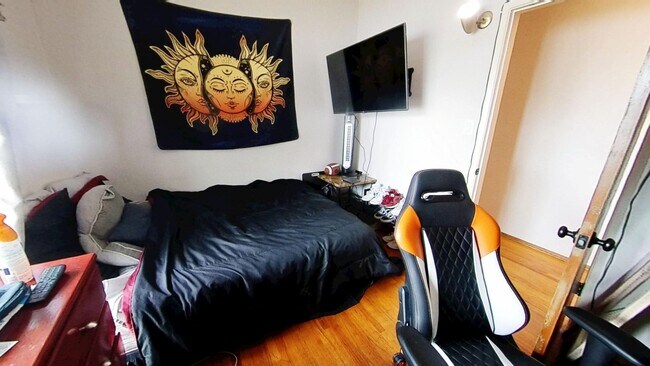 Building Photo - WALK TO SDSU! 5 bed 2 bath House w/ A/C