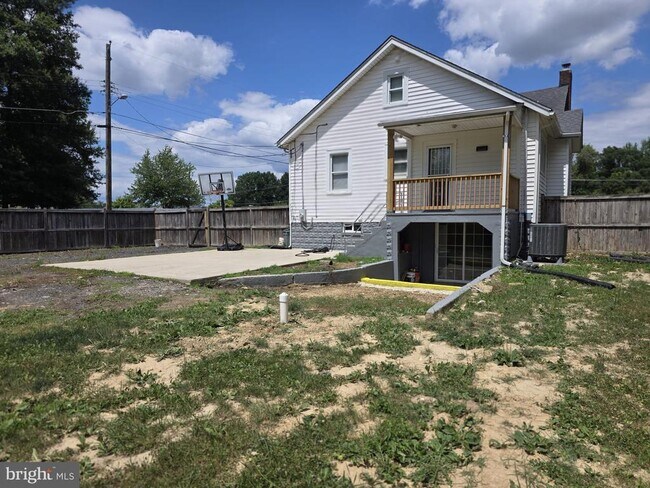 Building Photo - 5815 Robin Ln