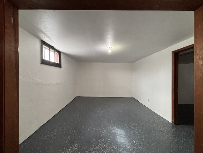 Building Photo - 2 Bedroom House for Rent