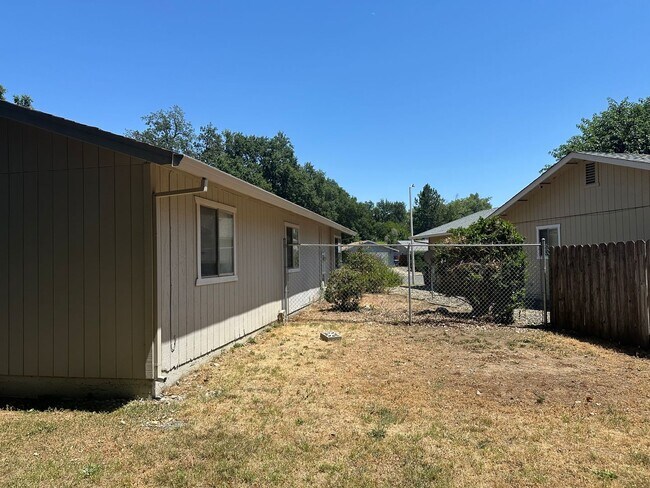 Building Photo - Well maintained home in desirable neighbor...