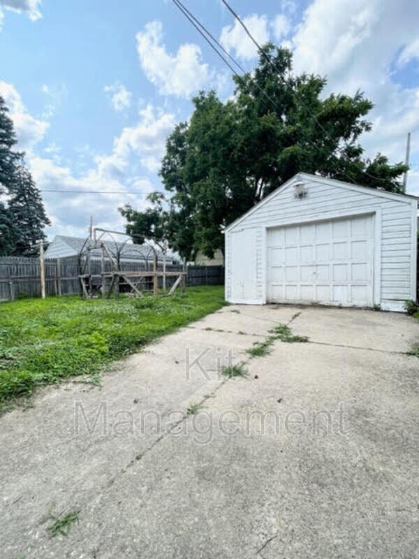 Building Photo - 434 W Poinsetta Ave