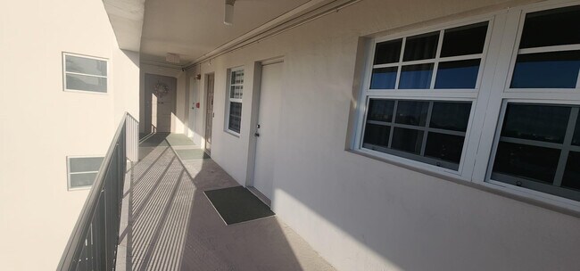 Building Photo - 3150 N Palm Aire Dr