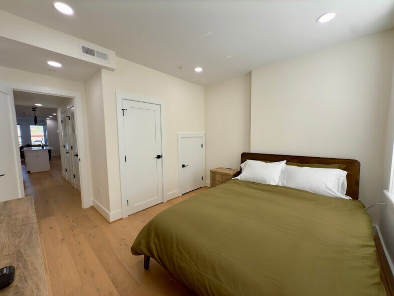 Building Photo - 808 12th St NE