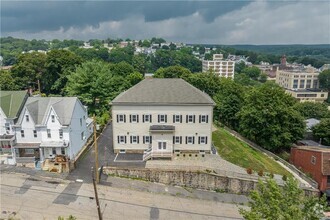 Building Photo - 418 W Race St