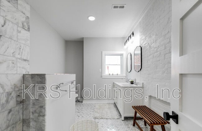 Building Photo - 228 N 32nd St