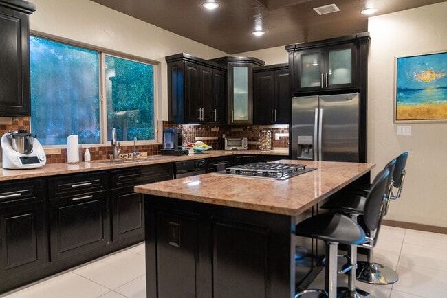 Building Photo - Stunning 4 bedroom, 2,5 bath home in West ...