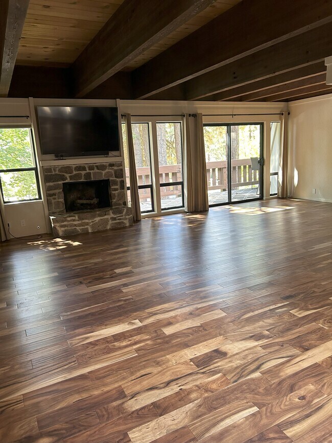 Building Photo - 120 Country Club Dr