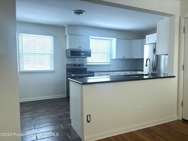 Building Photo - 15 Little St