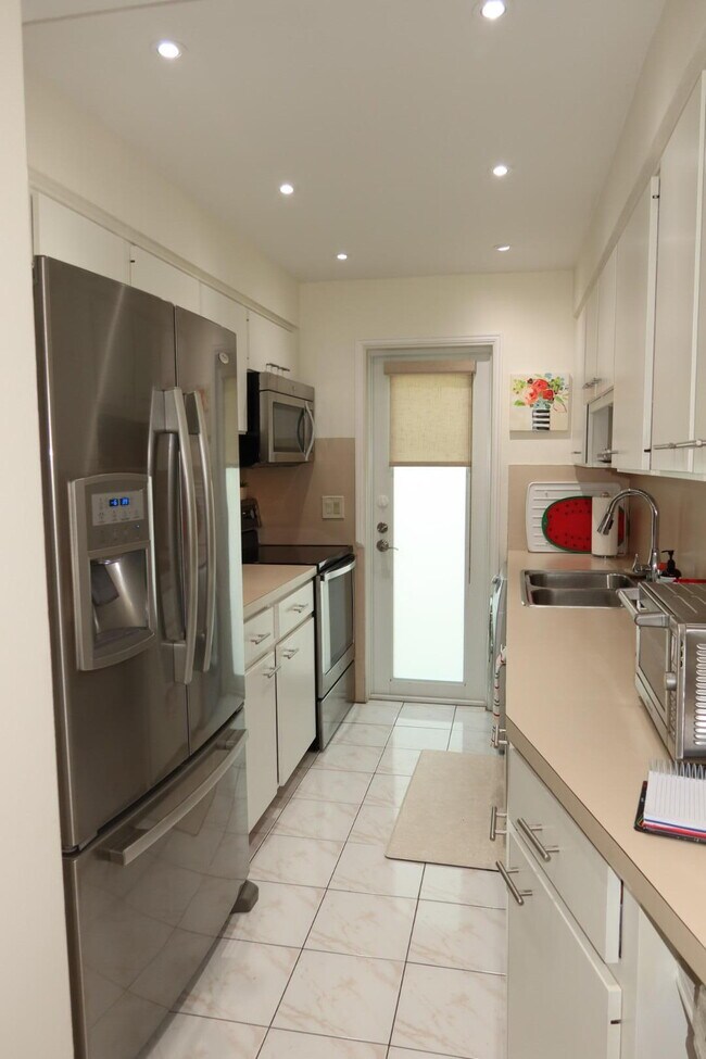 Building Photo - 1221 Hillsboro Mile