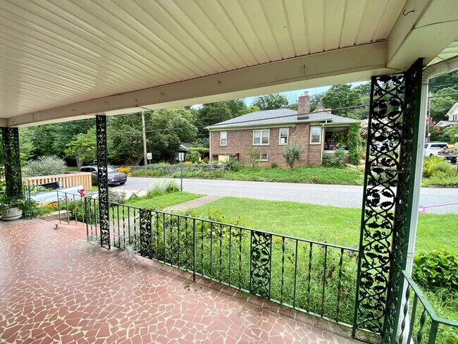 Building Photo - North Asheville - Renovated 1020's Charmer!