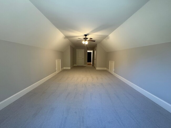 Building Photo - Grandeur Brick 4/3.5 with Bonus Room in Th...