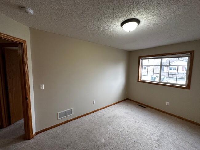 Building Photo - 2 Bed 2 Bath Bonus Den townhome