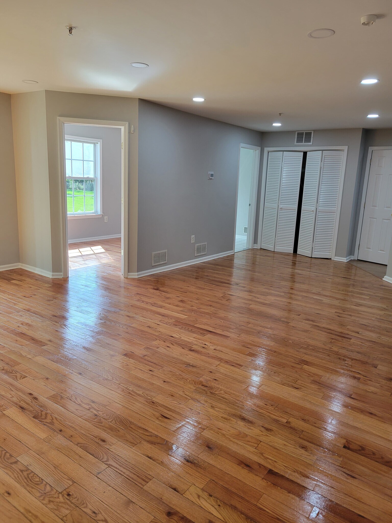 Building Photo - 103 Rip Van Dam Ct