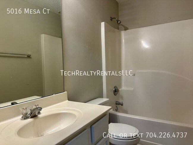 Building Photo - 5016 Mesa Ct