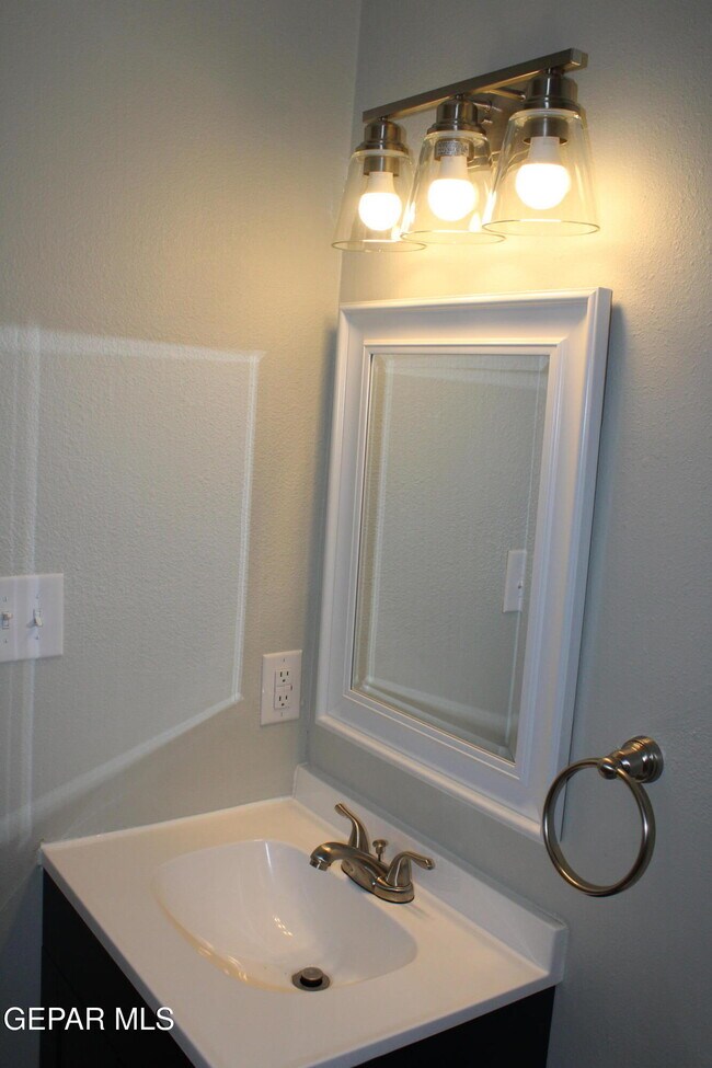 Building Photo - 10465 Omega Cir