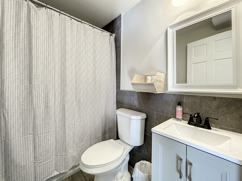 bathroom 1 - 1500 Davie Blvd