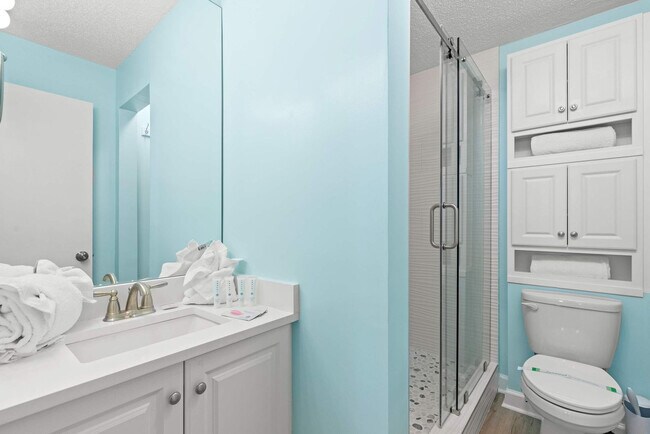 Building Photo - 8743 Thomas Dr