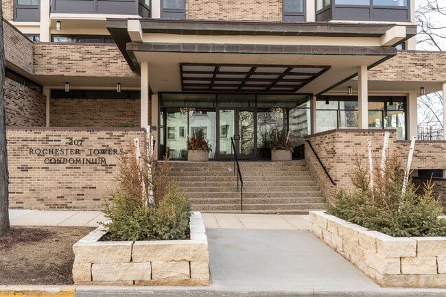 Building Photo - FALL RENT DEAL! Unbeatable Views, Ample Am...