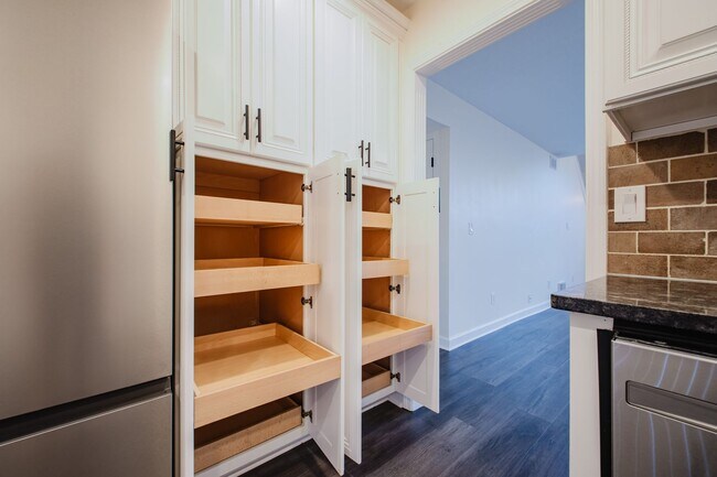 Building Photo - Move-in-ready 3 bed / 3 Full Bath In Louisville's Four Seasons — Fully Updated, No Carpet, Fiber ...
