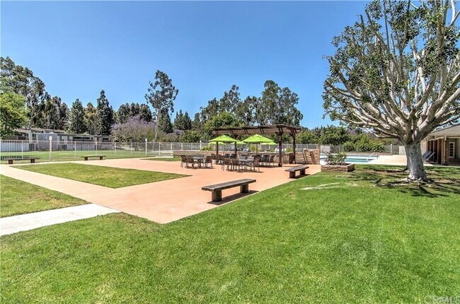 Building Photo - Modern 3 Bed / 2 Bath Turnkey Home with Exceptional Amenities!